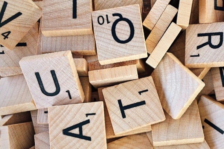 Eliminar marcas de género gramatical que no aportan: lenguaje no sexista claro y fluido